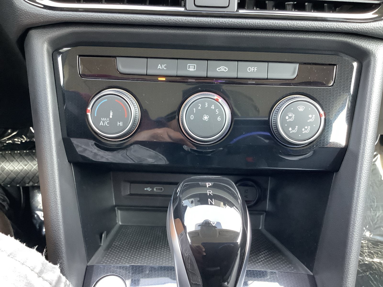 New 2027 Platinum Gray Metallic Volkswagen S image 23