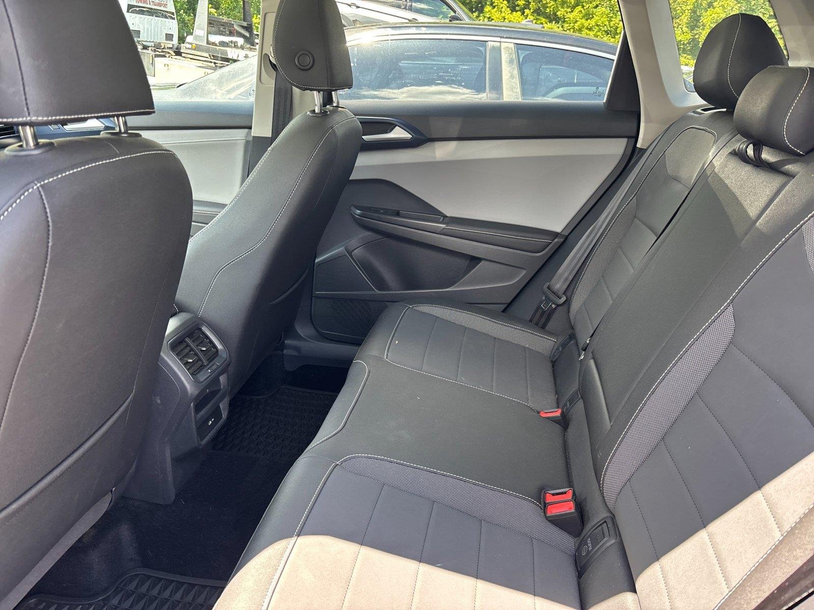 Used 2024 Platinum Gray Metallic Volkswagen SE image 31