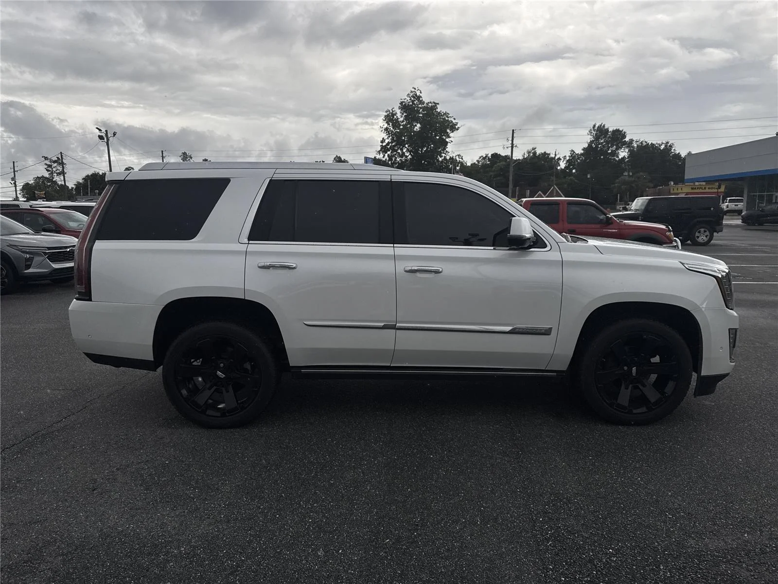 Used 2020 CRYSTAL WHITE TRICOAT Cadillac Premium Luxury image 3