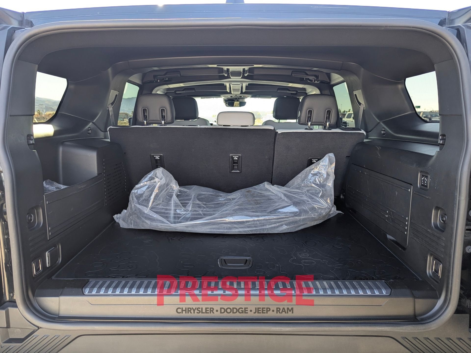 Used 2024 Black GMC 2X image 12