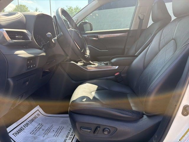 Used 2021 Blizzard Pearl Toyota Platinum image 13