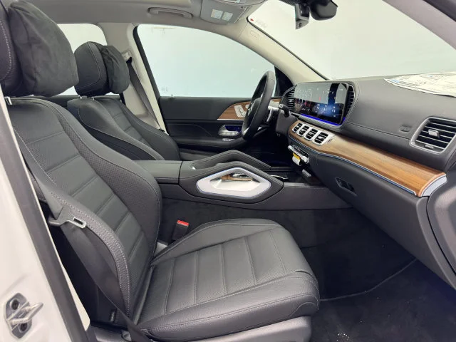 New 2026 MANUFAKTUR Moonlight White Metallic Mercedes-Benz GLS 450 image 18