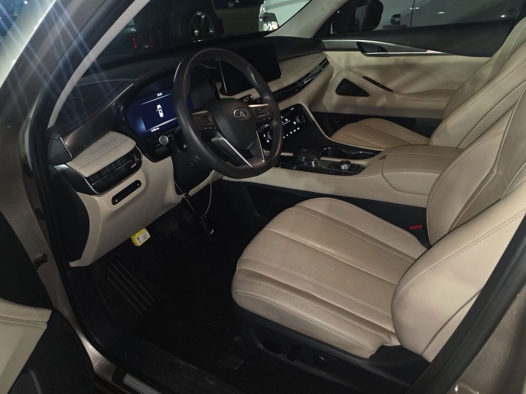Used 2024 Silver INFINITI LUXE image 6