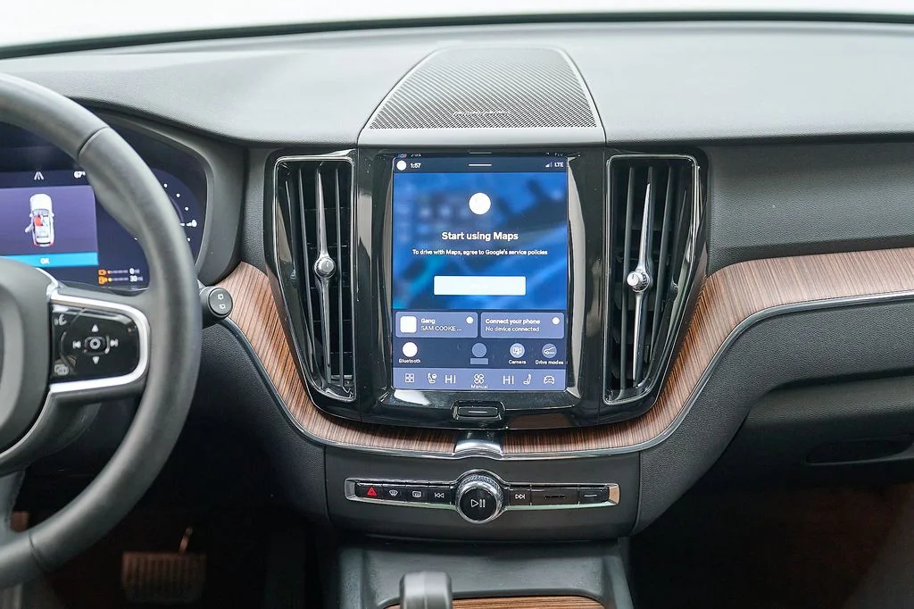 Certified Used 2024 Vapour Grey Volvo Plus image 27