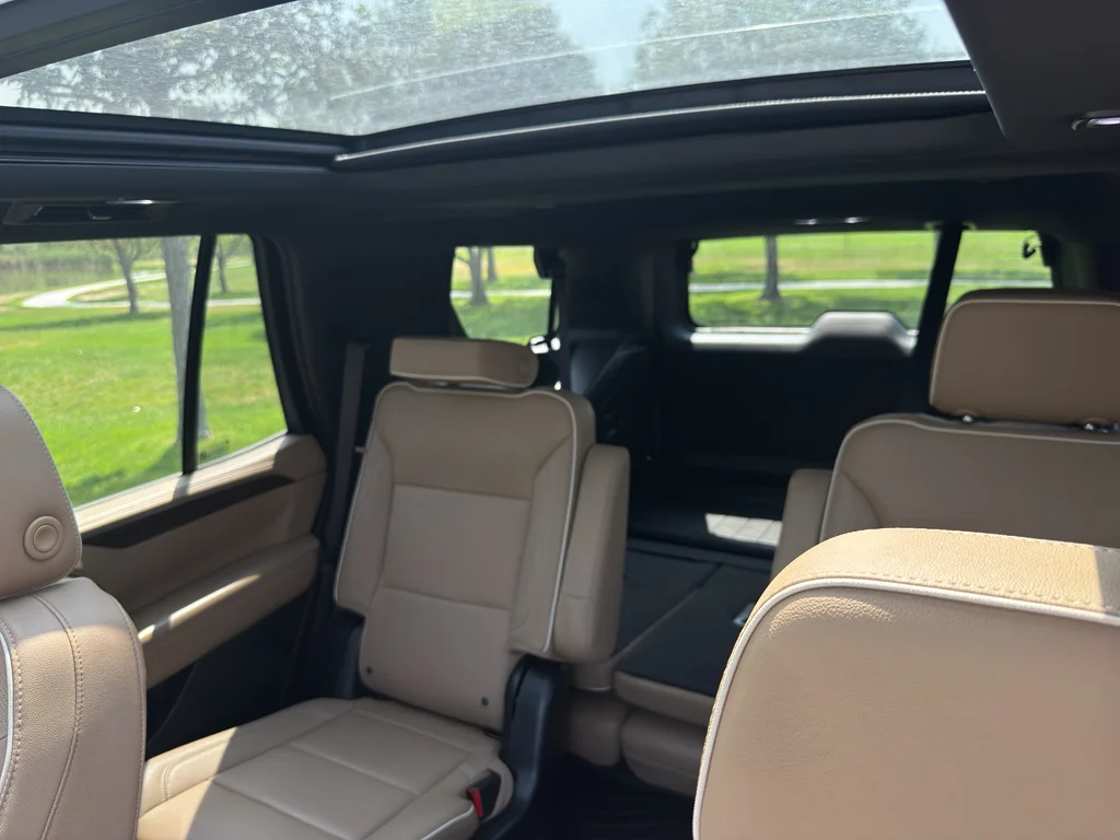 Used 2023 Iridescent Pearl Tricoat Chevrolet Premier image 40