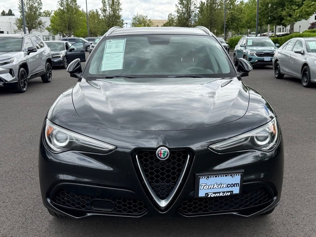 Used 2018 Vulcano Black Metallic Alfa Romeo Base image 3