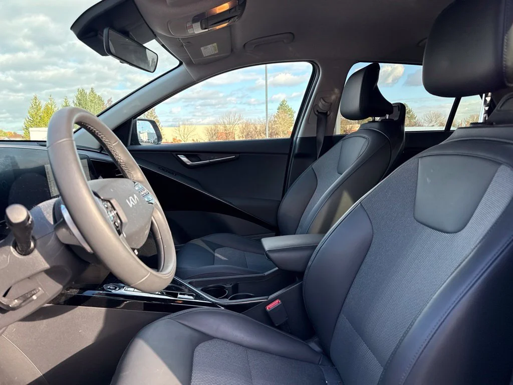 Used 2023 Graphite Gray Kia Wind image 9