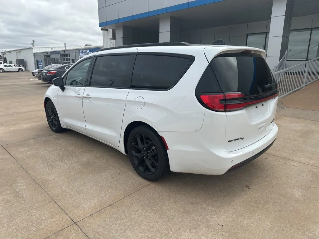 Used 2025 White Chrysler Limited image 34
