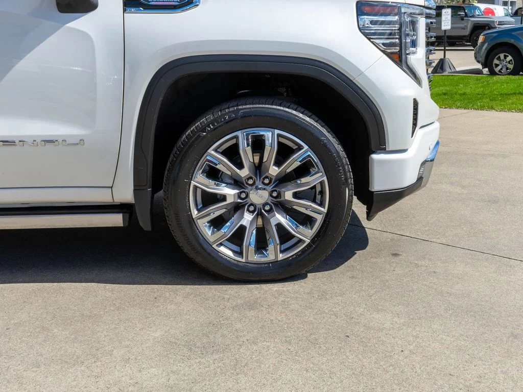 Used 2024 White GMC Denali image 41