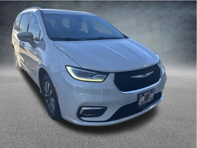 Used 2021 White Chrysler Touring L image 2