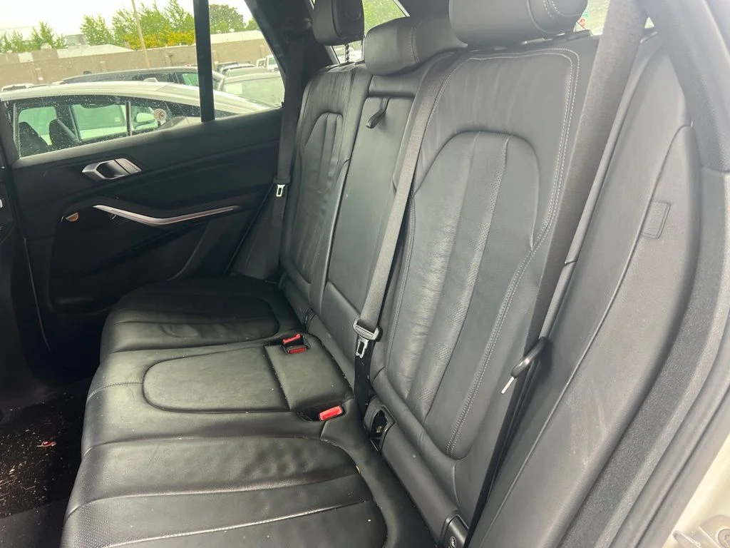 Used 2019 White BMW xDrive40i image 9