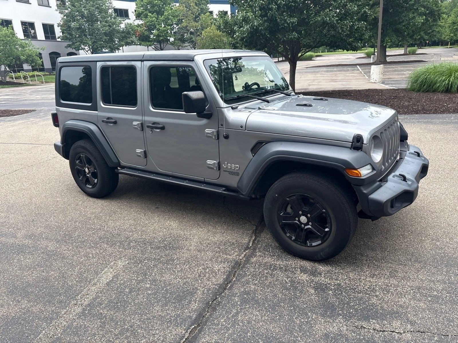 Used 2018 Billet Silver Metallic Clearcoat Jeep Sport S image 18