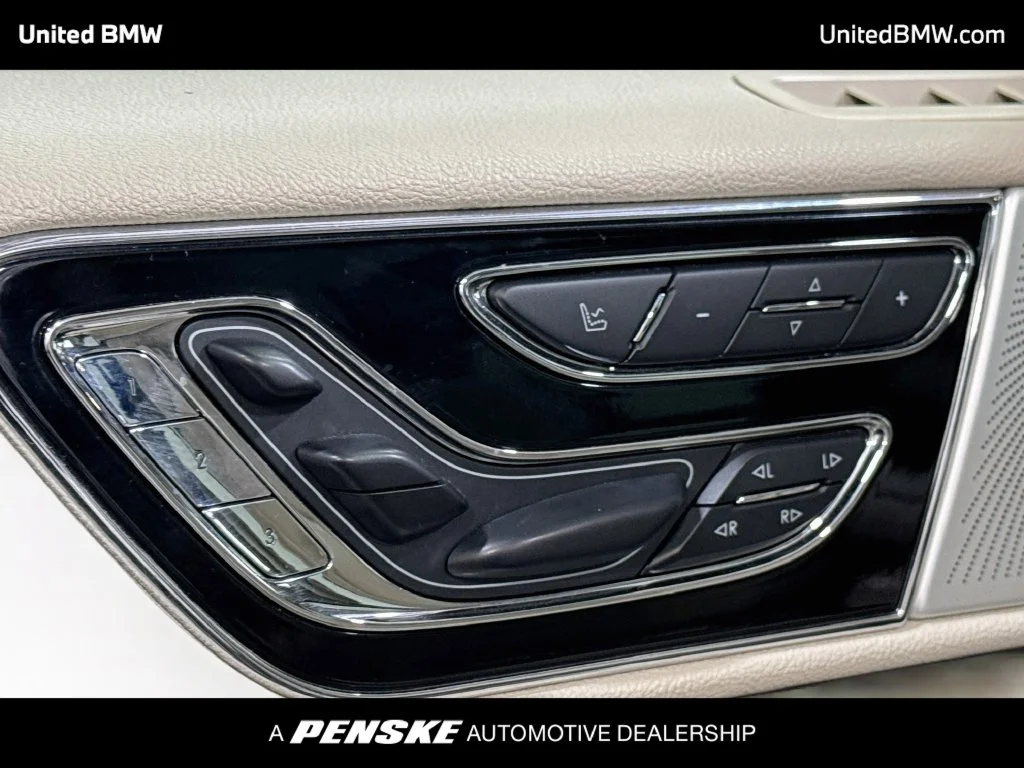 Used 2019 White Platinum Clearcoat Metallic Lincoln Reserve image 11