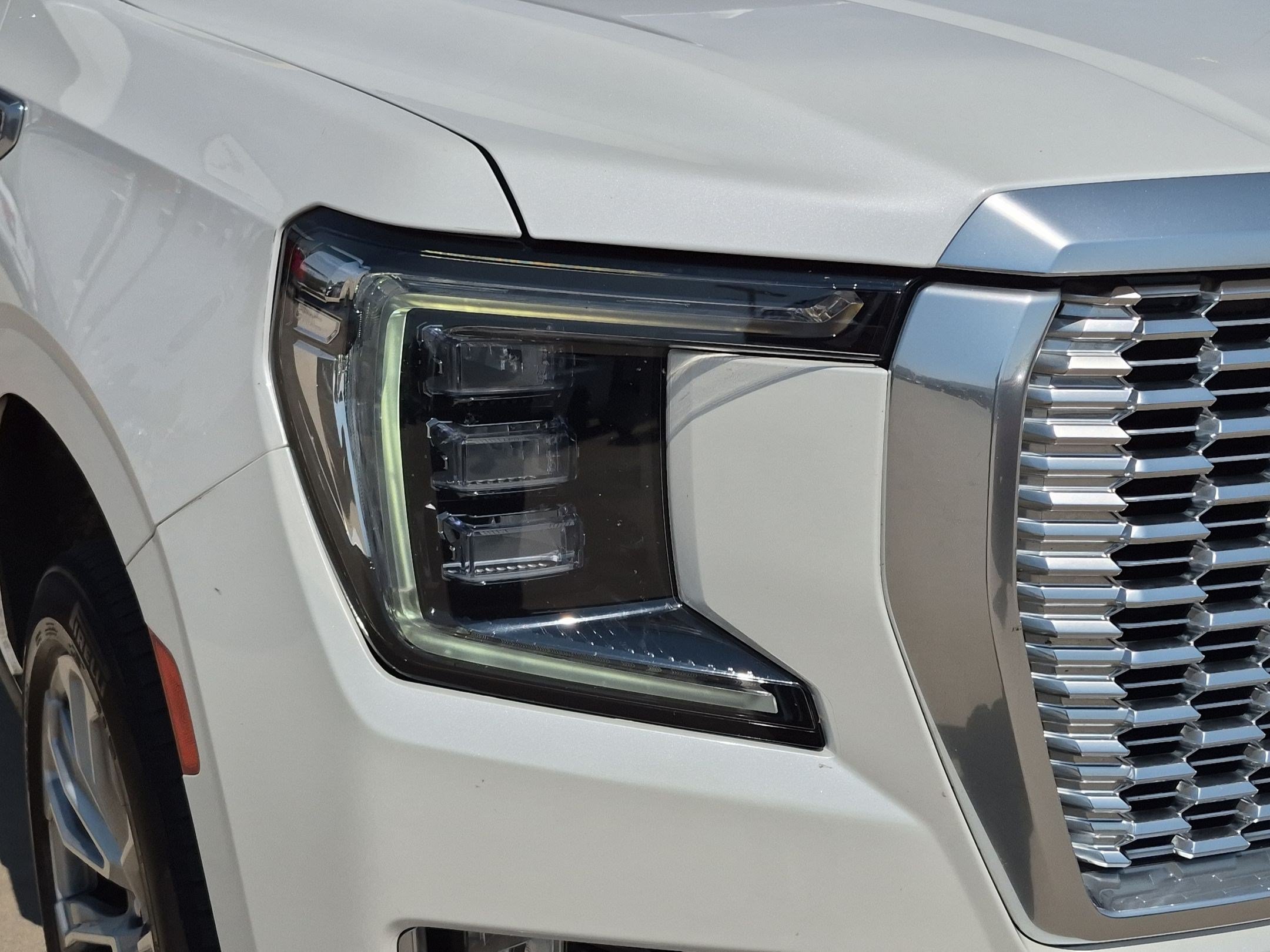 Used 2021 WHITE FROST TRICOAT GMC Denali image 10