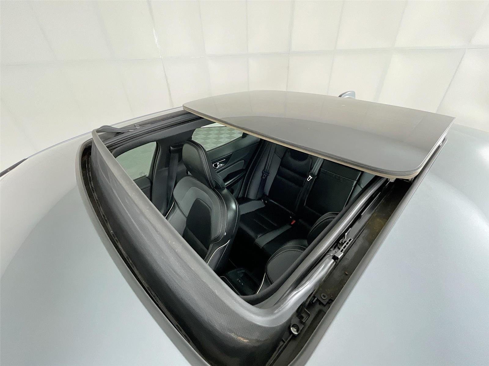 Used 2019 Pebble Grey Metallic Volvo R-Design image 11