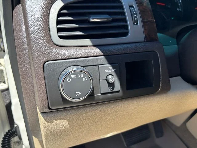 Used 2014 White Diamond Tricoat GMC Denali image 17