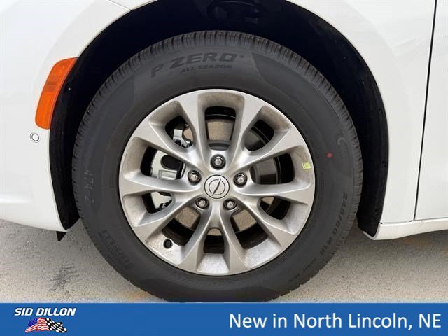 New 2026 Bright White Clear-Coat Exterior Paint Chrysler Limited image 5