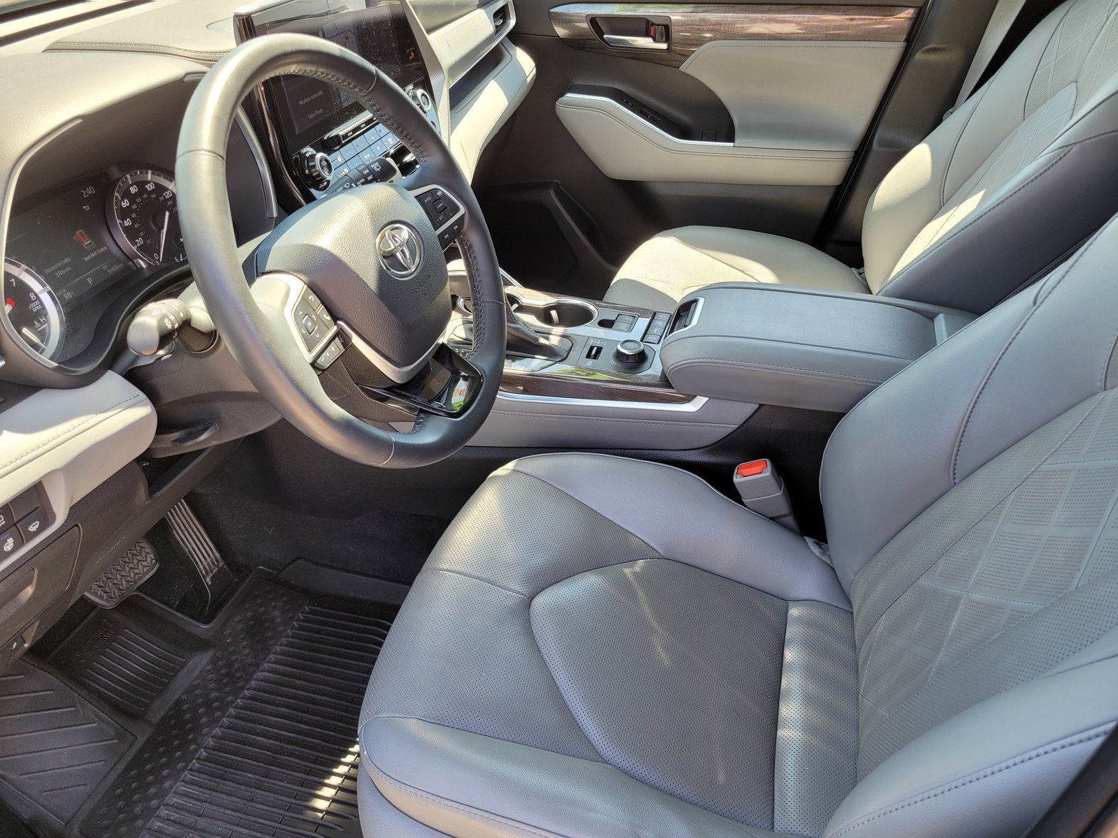 Used 2022  Toyota Platinum image 16