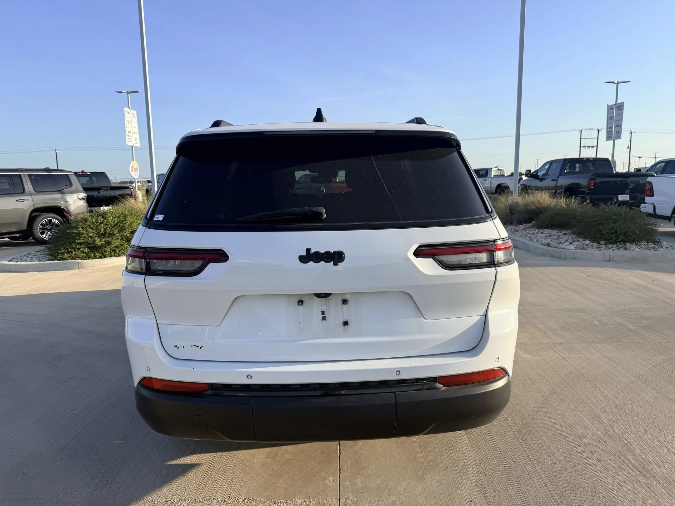 Used 2023 White Jeep Altitude image 5