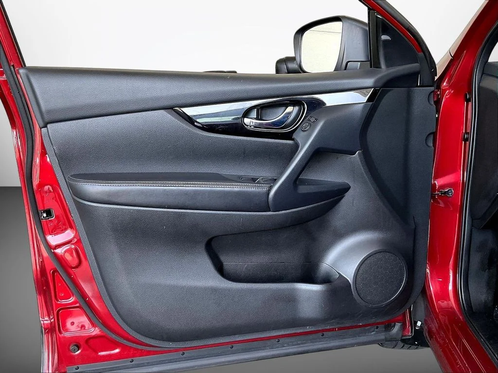 Used 2021 Scarlet Nissan SV image 25