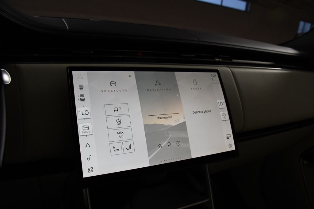 New 2026 Ostuni Pearl W Land Rover SE image 32