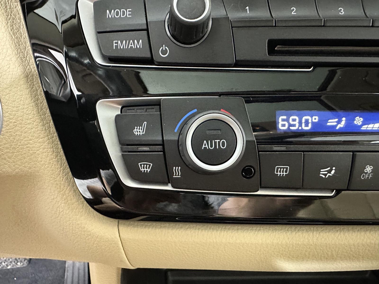 Used 2018 Mediterranean Blue Metallic BMW 320i xDrive image 32