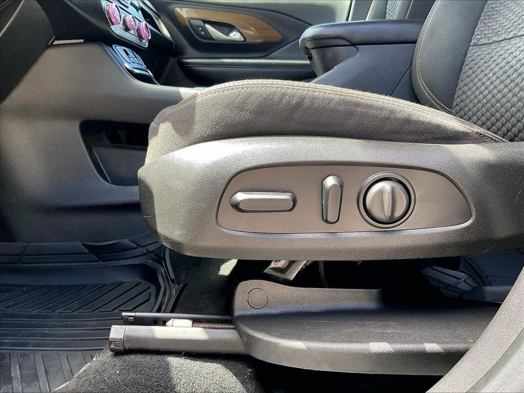 Used 2018 Gray GMC SLE image 27