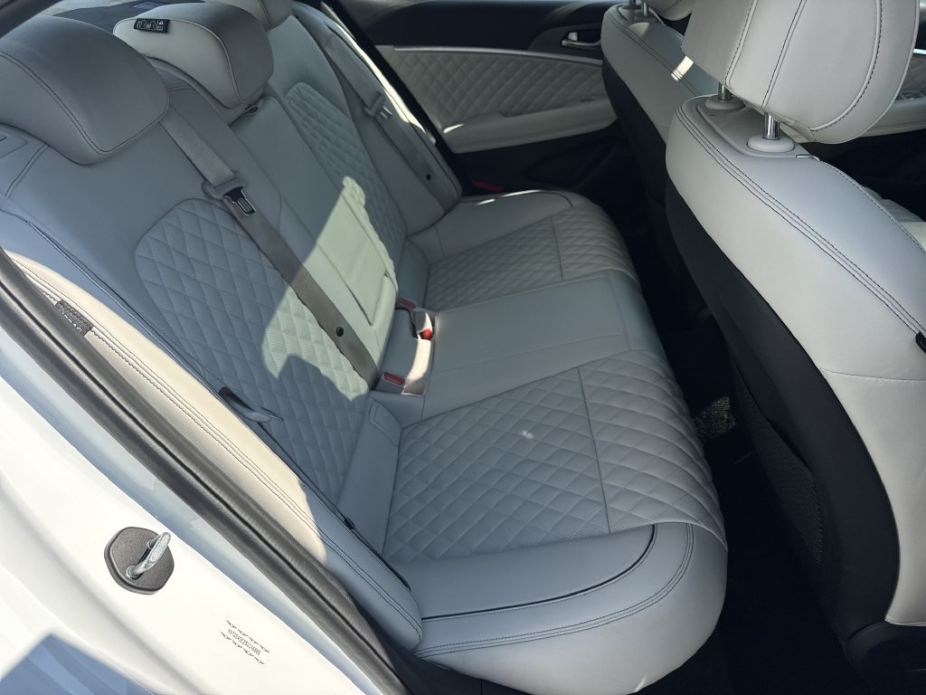 Used 2025 White Genesis 3.3T Sport Advanced image 15
