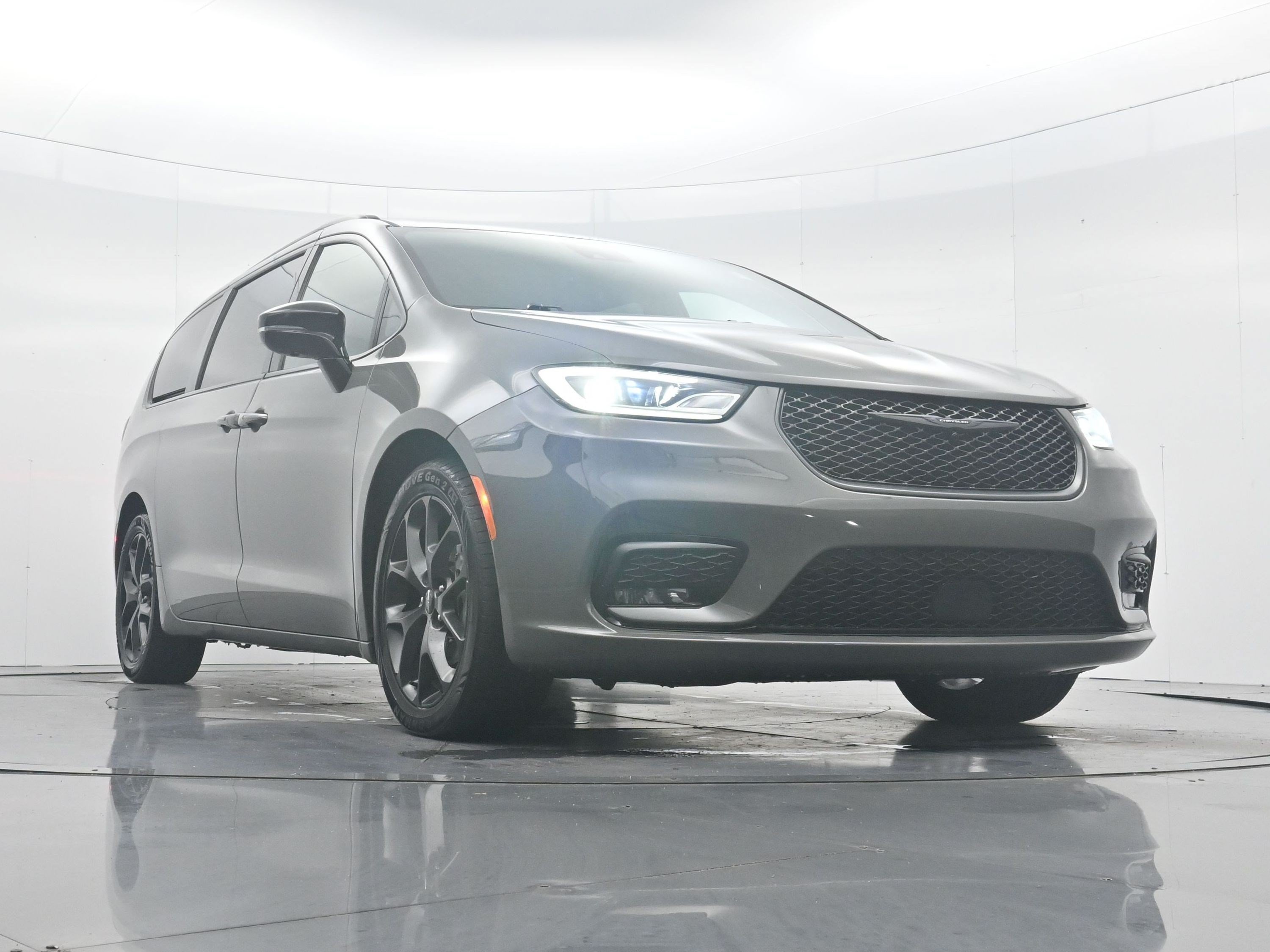 Used 2025 Ceramic Gray Clearcoat Chrysler Limited image 27