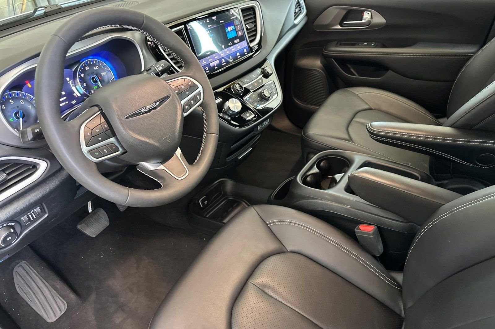 Used 2025 White Chrysler Select image 9