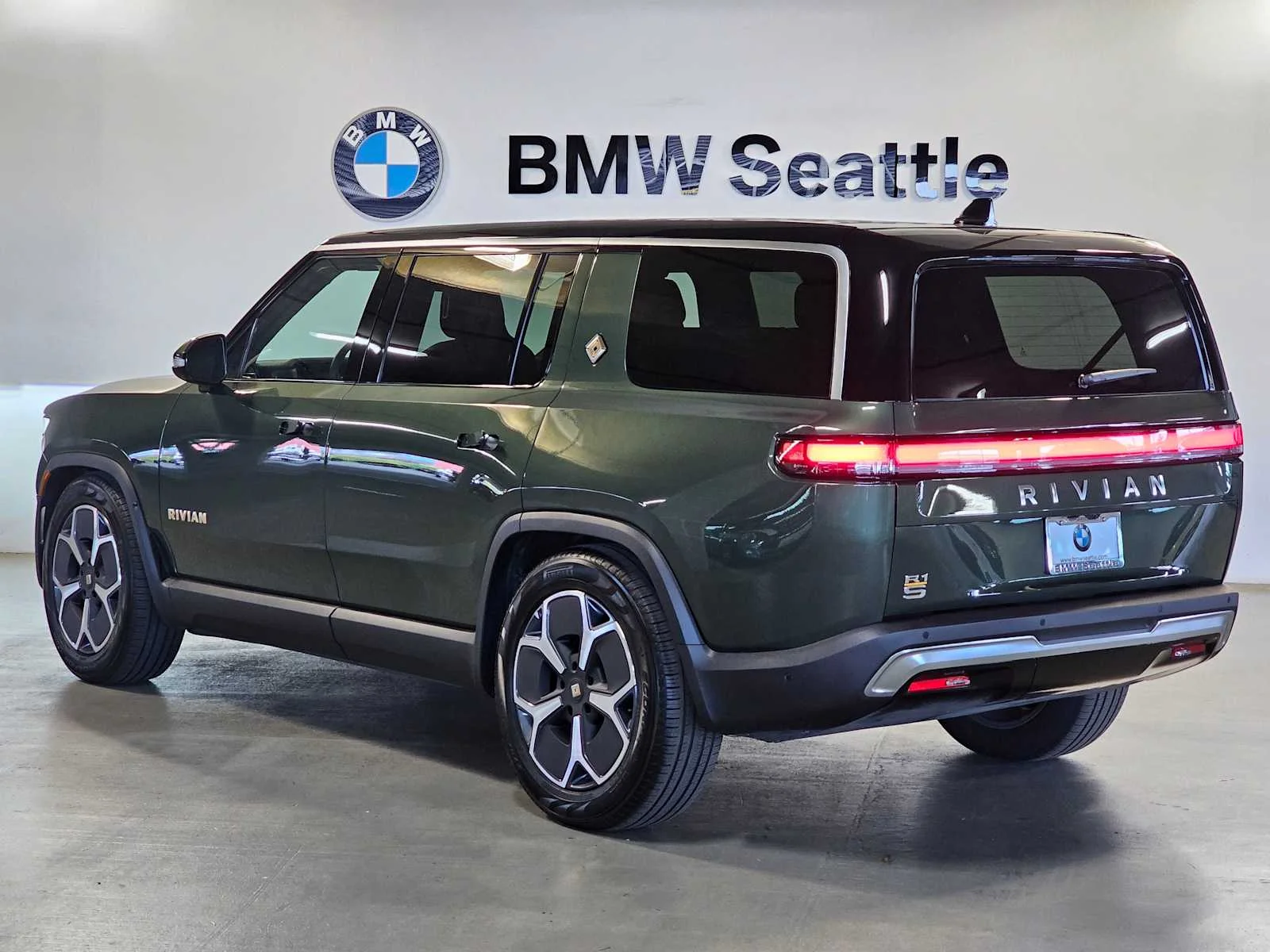 Used 2023  Rivian Adventure image 4