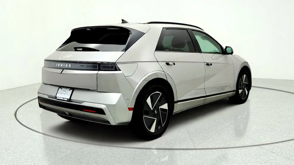 Used 2025 Cyber Gray Hyundai Limited RWD image 5