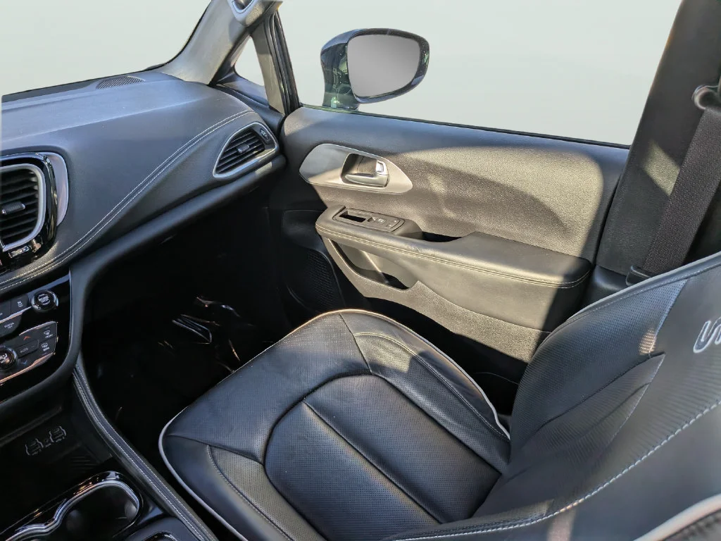 Used 2025 Black Chrysler Limited image 17