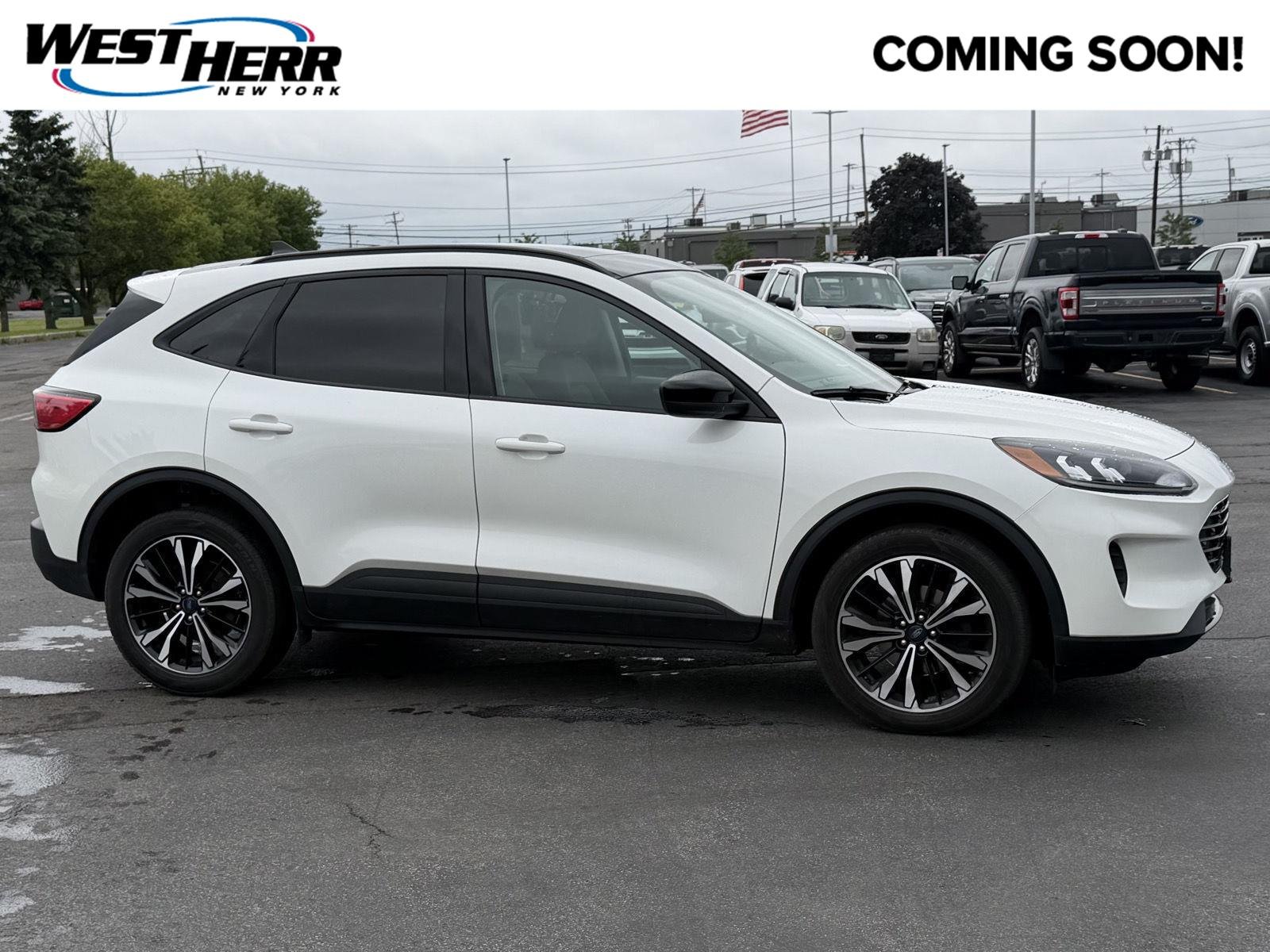 Used 2022 Star White Metallic Tri-Coat Ford SE image 1
