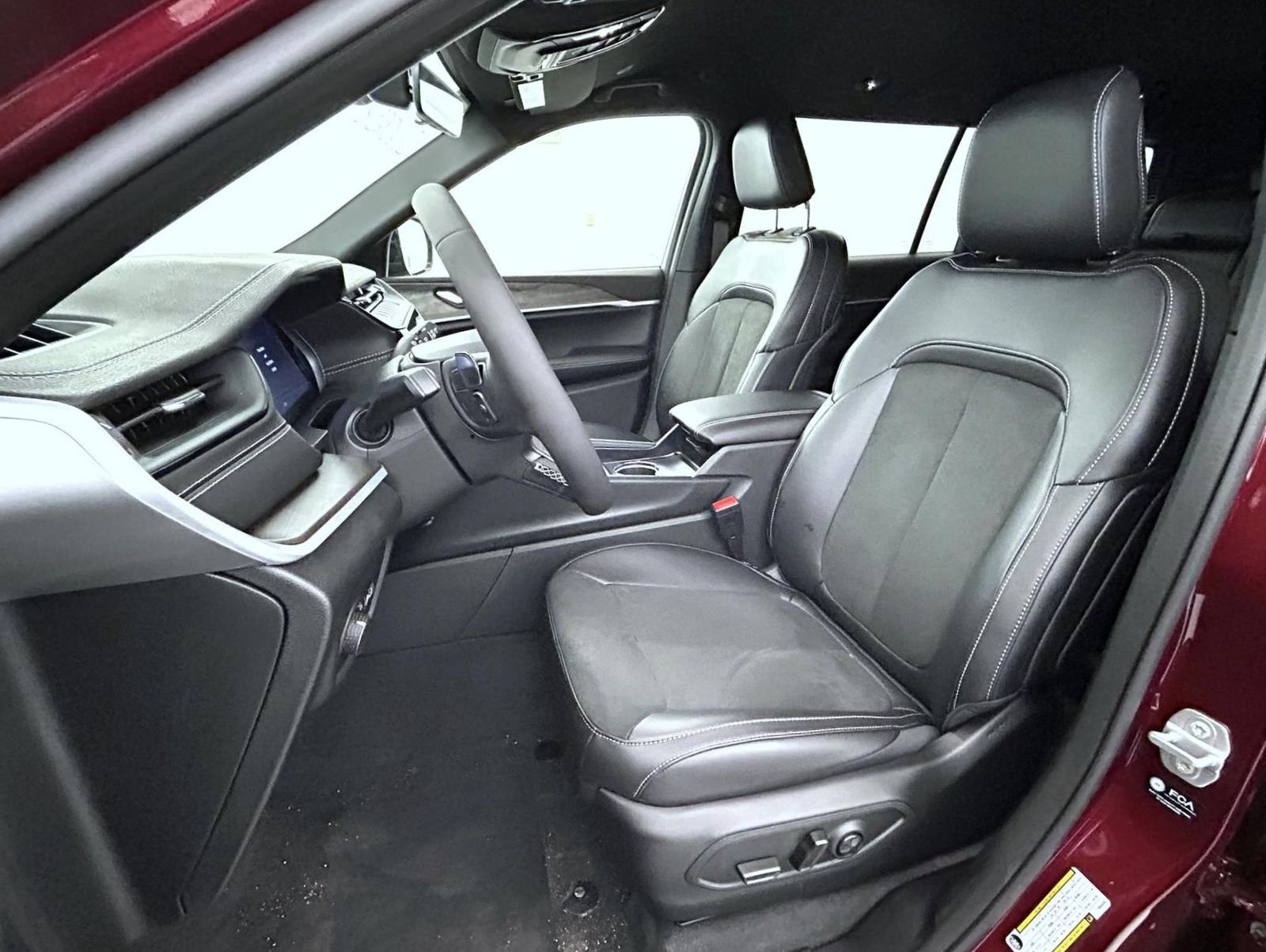 New 2026 Velvet Red Pearl-Coat Exterior Paint Jeep Altitude image 10
