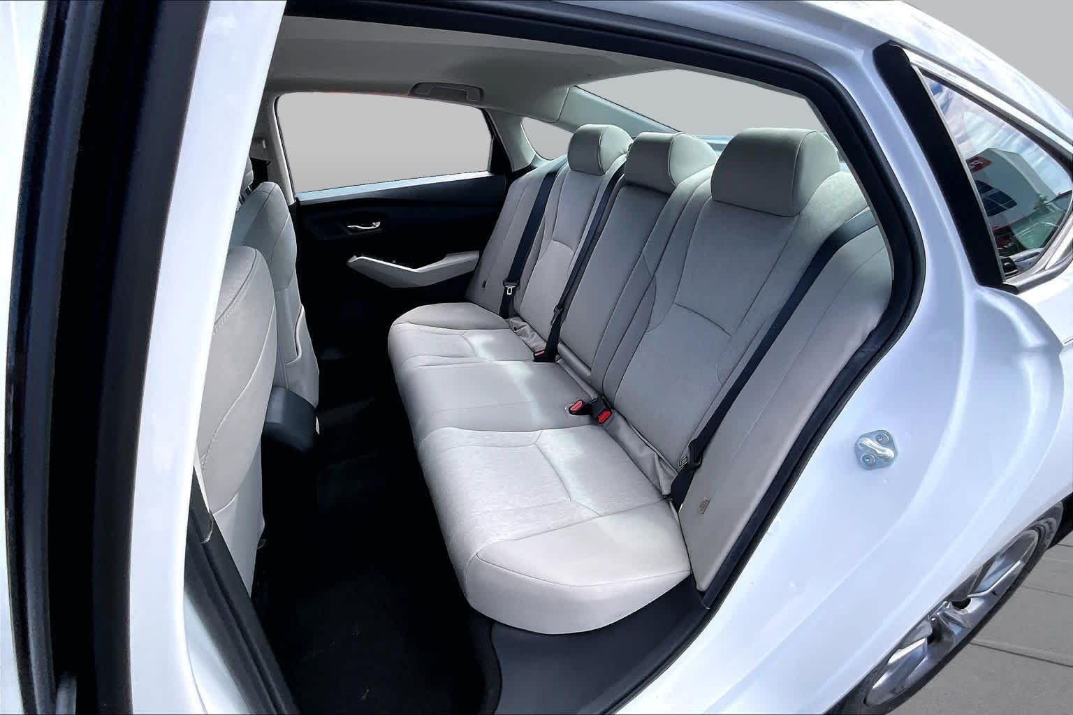 Used 2024 Platinum White Pearl Honda EX image 19