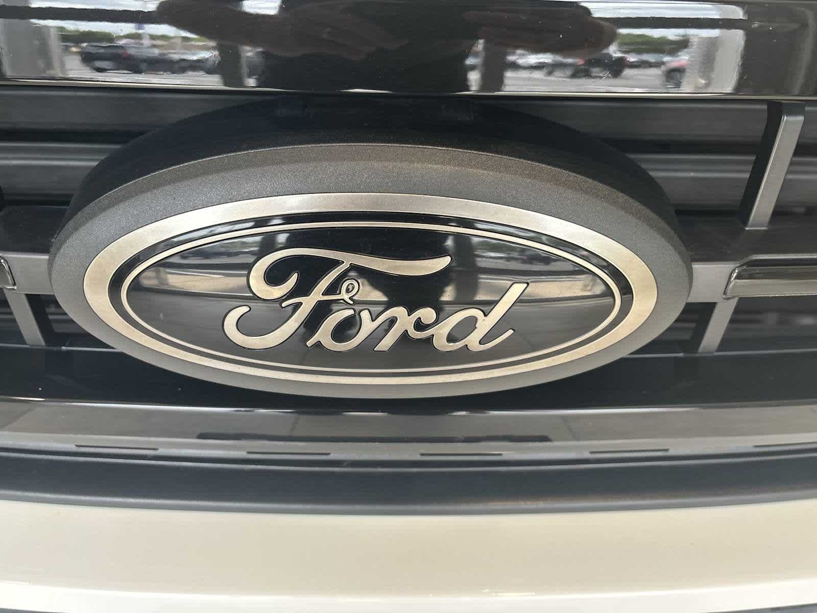 Used 2023 Star White Metallic Tri-Coat Ford LARIAT image 31
