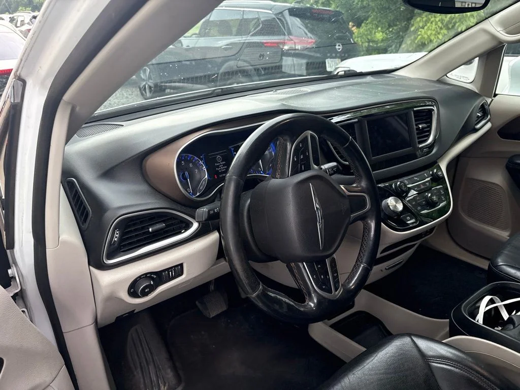 Used 2018 White Chrysler Touring L image 10