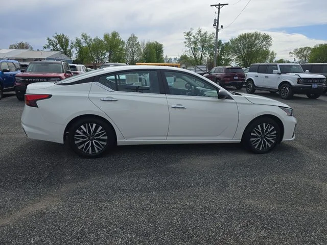 Used 2025 Glacier White Nissan 2.5 SV image 10