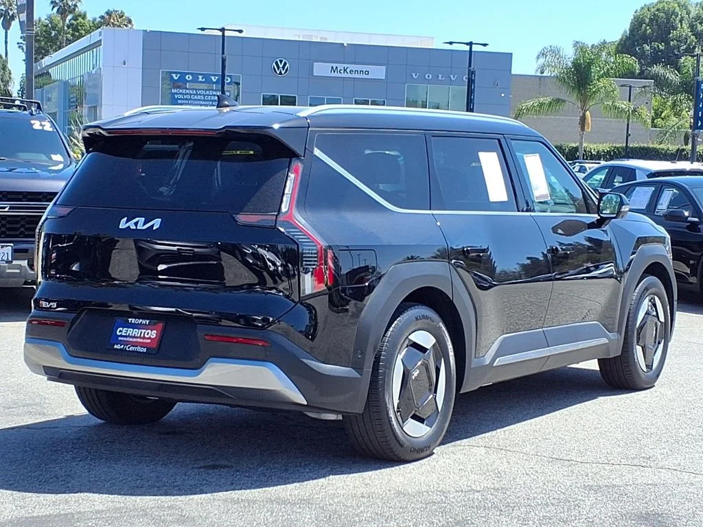 New 2026 Ebony Black Kia Wind AWD image 5