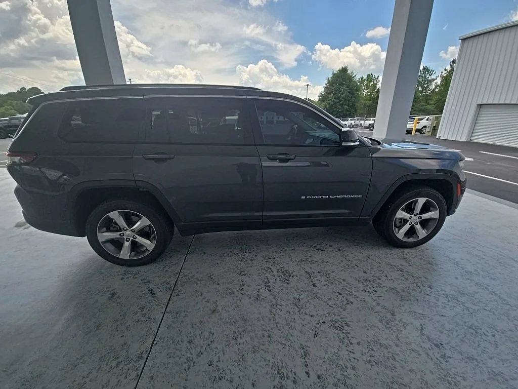 Used 2022 Baltic Gray Metallic Clearcoat Jeep Limited image 11