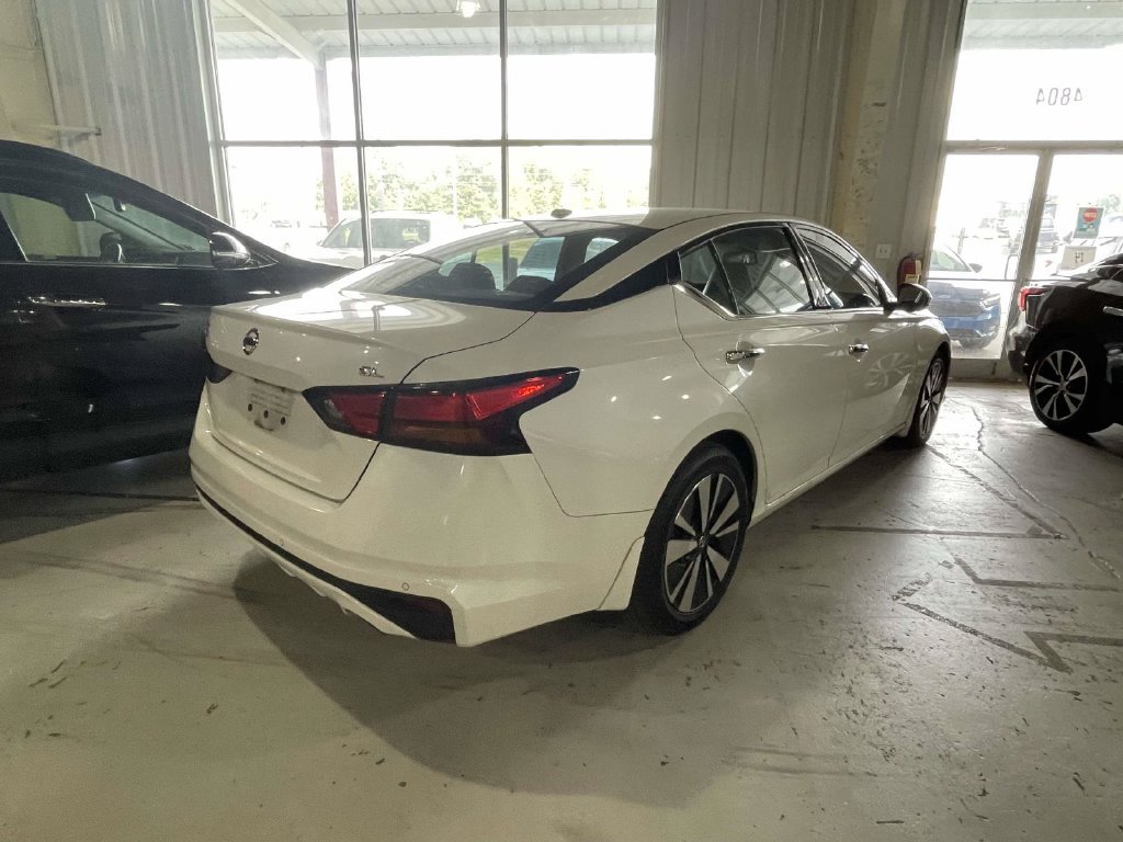 Used 2019 White Nissan 2.5 SL image 5