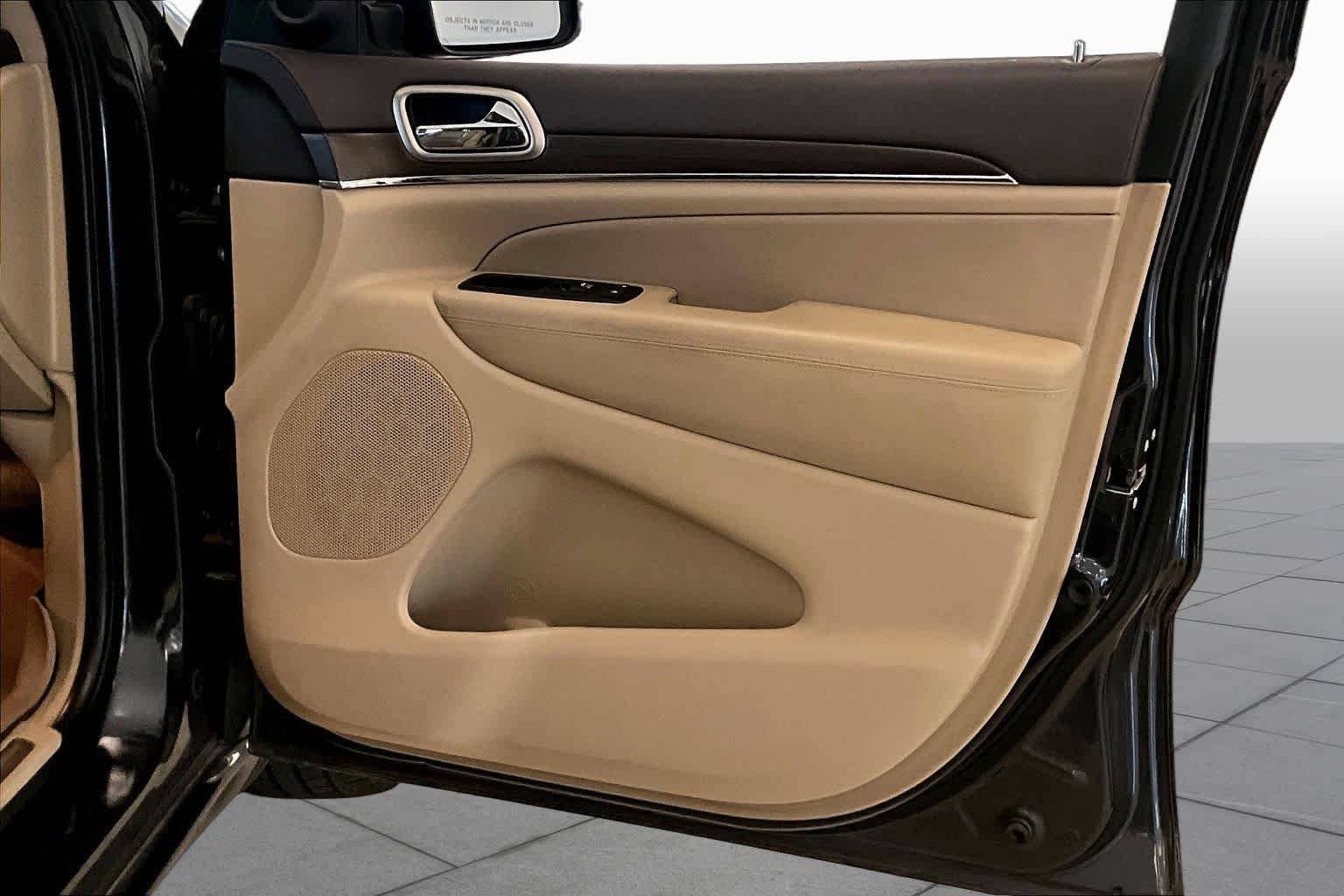 Used 2015 Maximum Steel Metallic Clearcoat Jeep Overland image 20