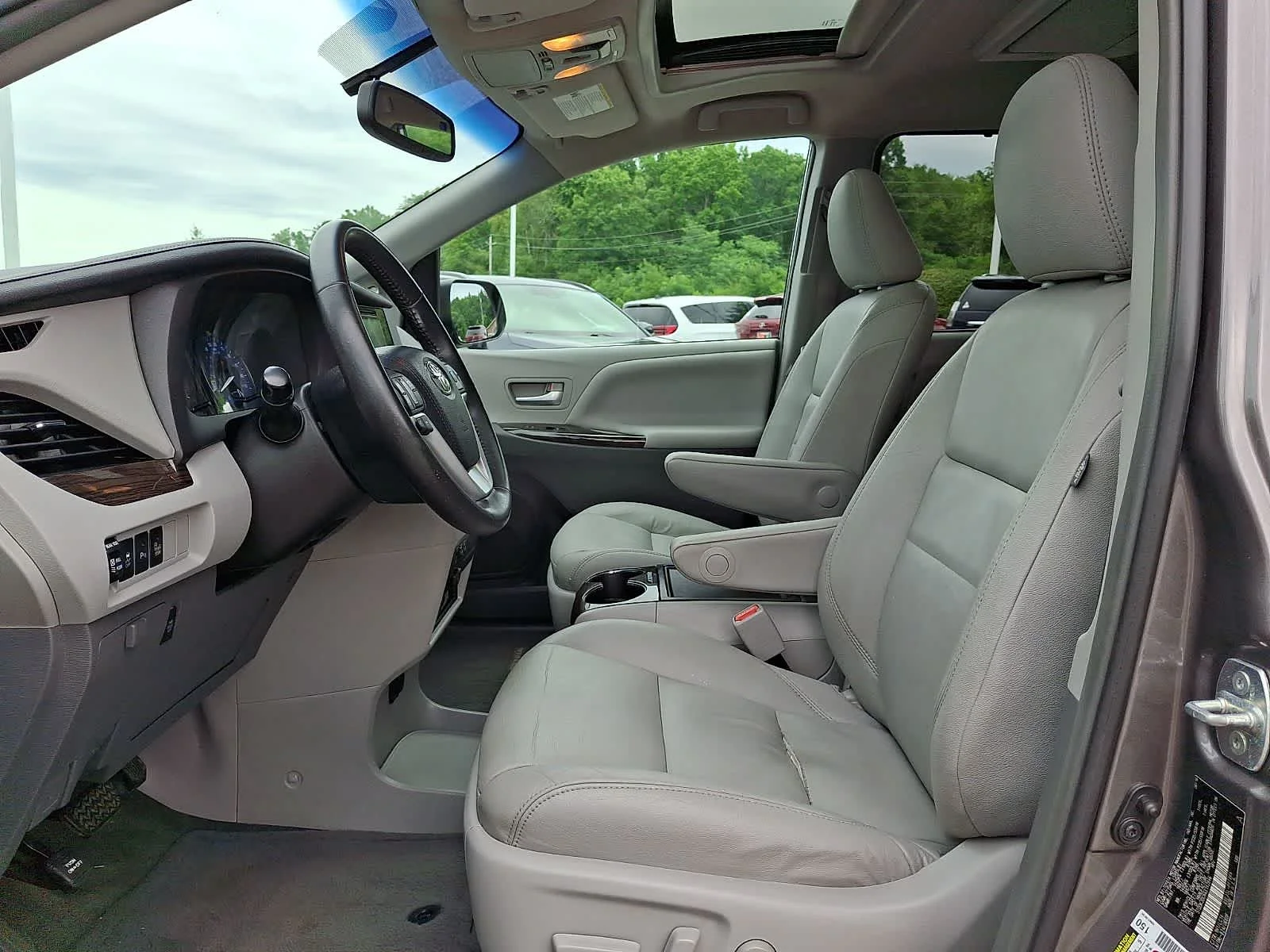 Used 2016 Predawn Gray Mica Toyota XLE Premium image 18