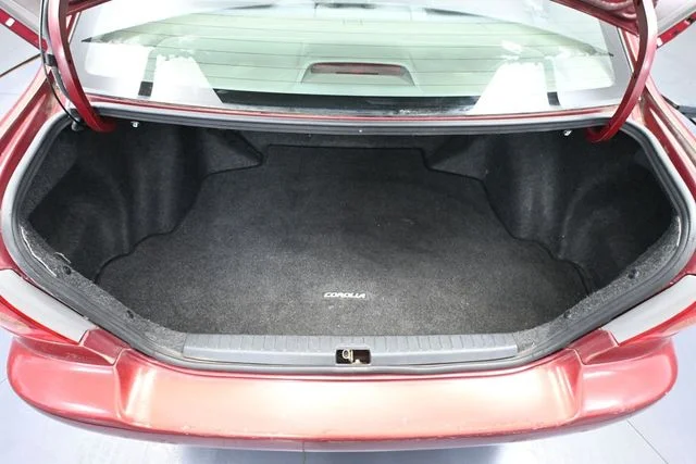 Used 2005 Red Toyota LE image 33