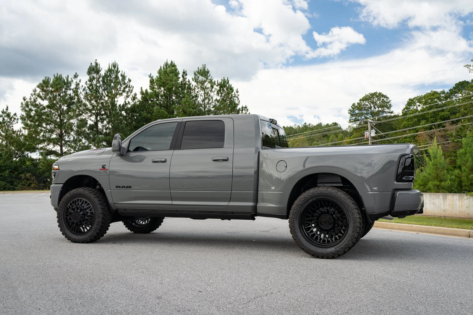 New 2026 Ceramic Gray Clear-Coat Exterior Paint RAM Laramie image 17