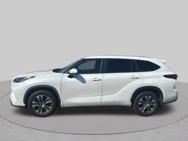 Used 2024 Beige Toyota XLE image 4