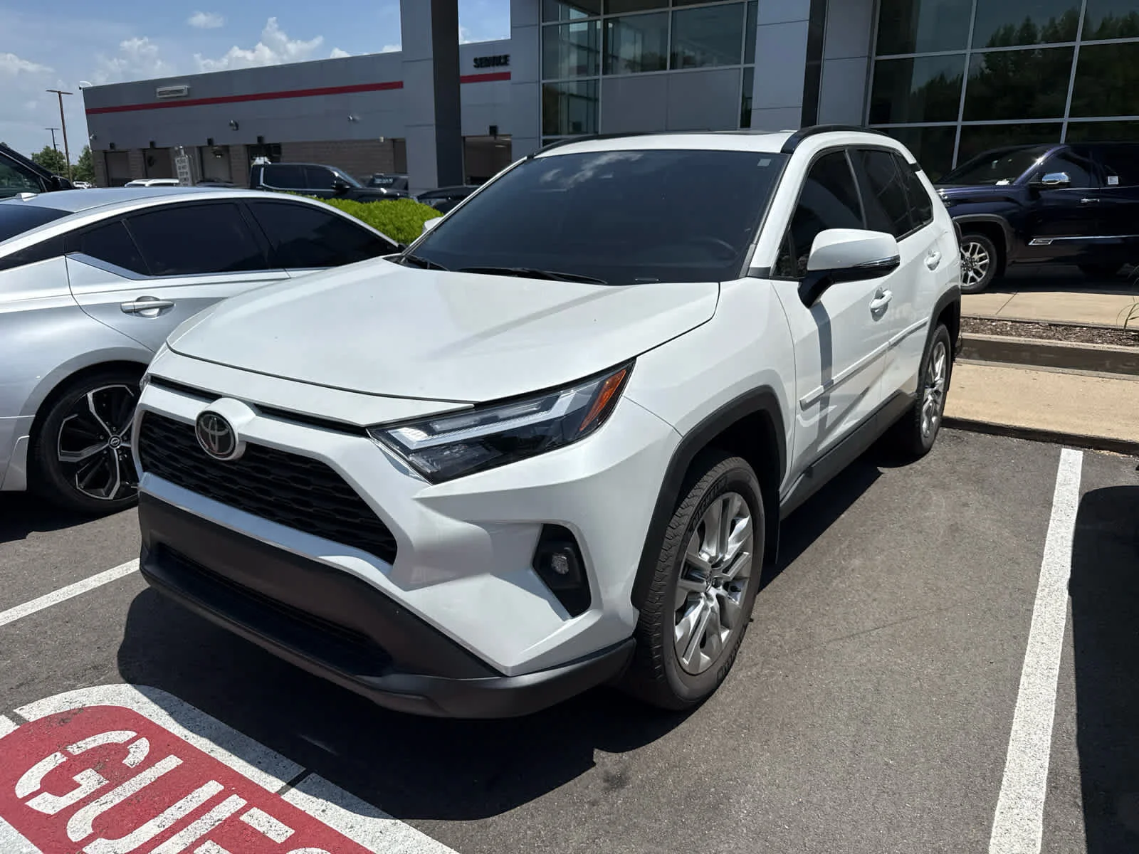 Used 2024 Wind Chill Pearl Toyota XLE Premium image 7