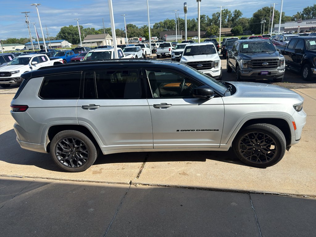 Used 2023 Black Clearcoat Jeep Summit Reserve image 5