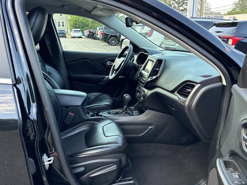 Used 2019 Black Jeep Latitude Plus image 9
